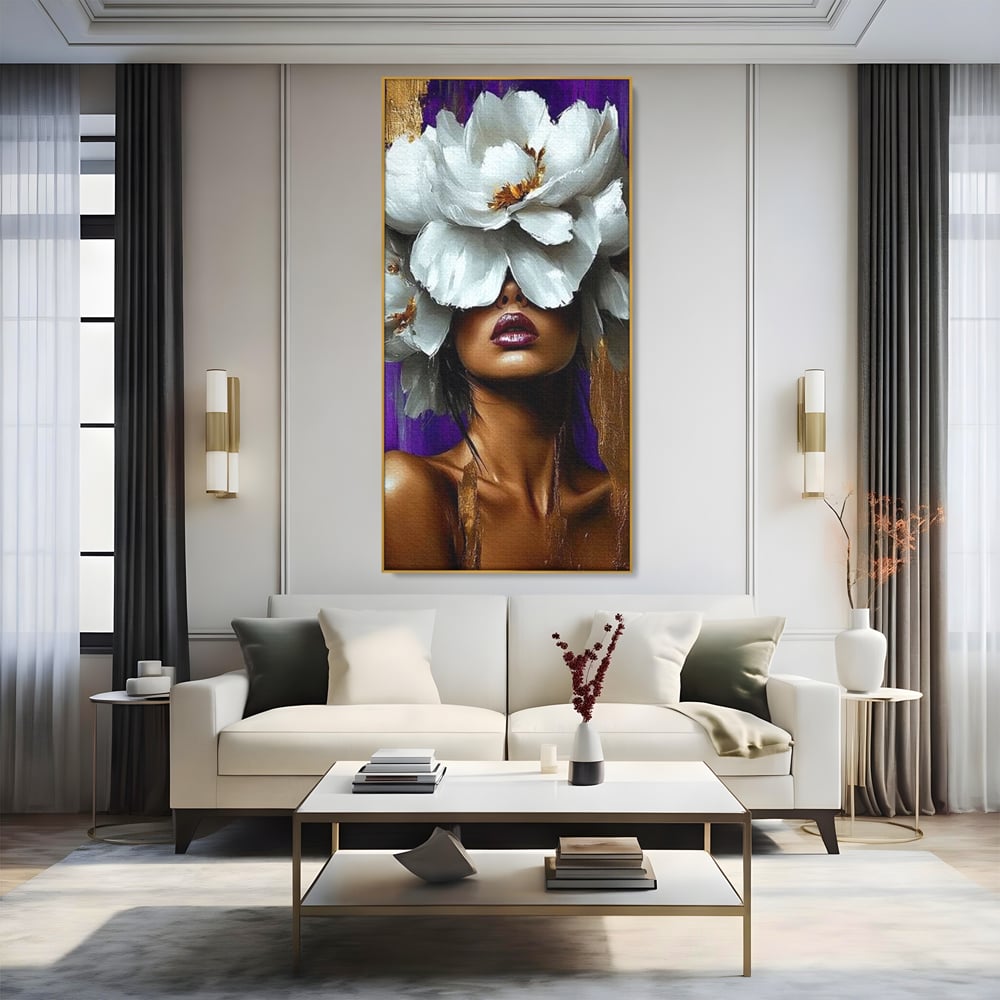 Tablou canvas cu tablou canvas cu femeie si flori albe, in rama de aluminiu auriu, pe perete intr-un living